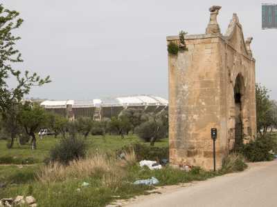 Per raggiungerla basta imboccare dai parcheggi del San Nicola strada rurale Tresca. Dopo 400 metri apparir� sulla destra un monumentale arco in pietra tufacea...